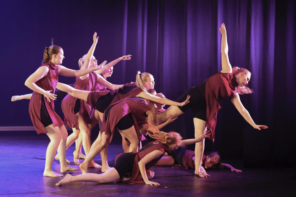 dansles in 's-Gravenzande modern streetdance urban kidsdance. Kinderen van de dansschool Dance Innovation dansen op een podium in een groep en ze doen hier de dansstijl modern.