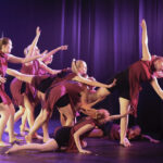 dansles in 's-Gravenzande modern streetdance urban kidsdance. Kinderen van de dansschool Dance Innovation dansen op een podium in een groep en ze doen hier de dansstijl modern.